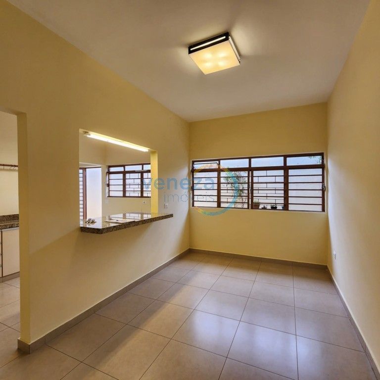 Casa Residencial à venda no bairro Petropolis de Londrina com 170m<sup>2</sup> útil, 3 quartos, 2 vagas de garagem