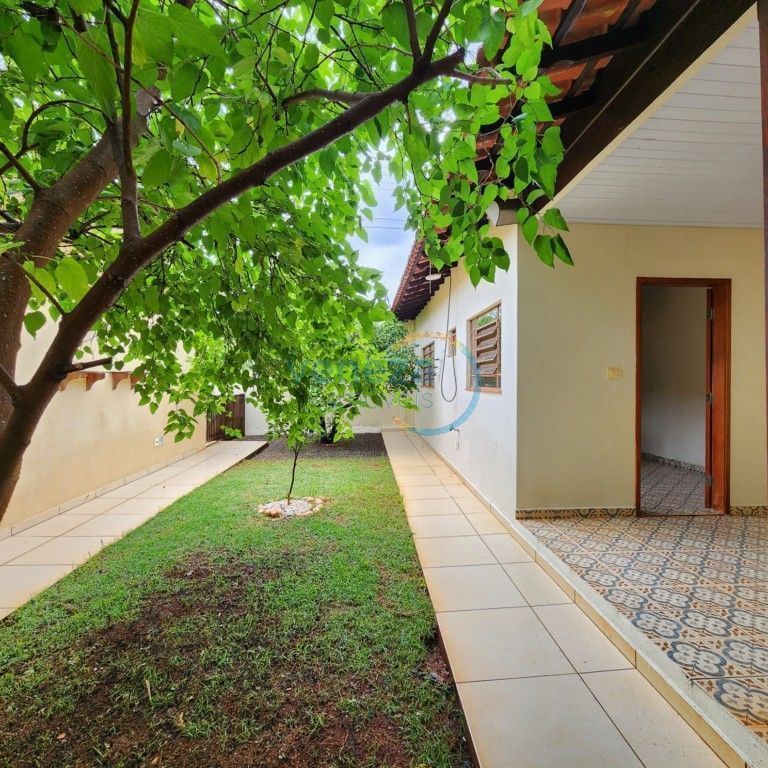 Casa Residencial à venda no bairro Petropolis de Londrina com 170m<sup>2</sup> útil, 3 quartos, 2 vagas de garagem