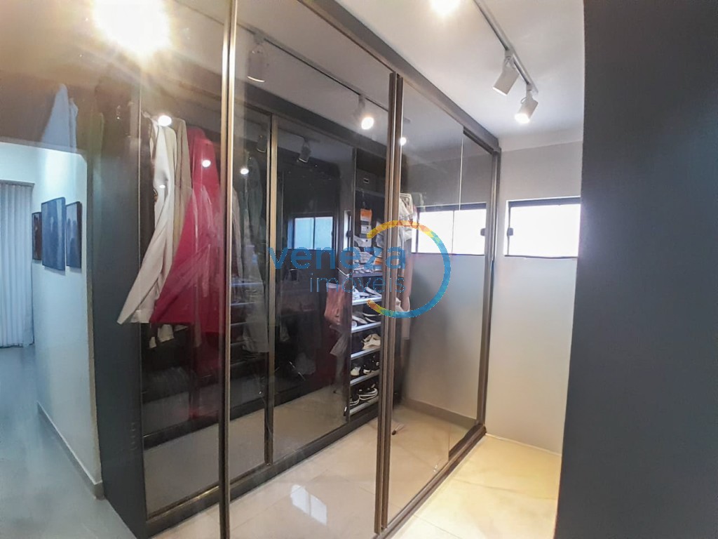 Casa Residencial à venda no bairro Ricardo de Londrina com 180m<sup>2</sup> útil, 4 quartos, 4 vagas de garagem