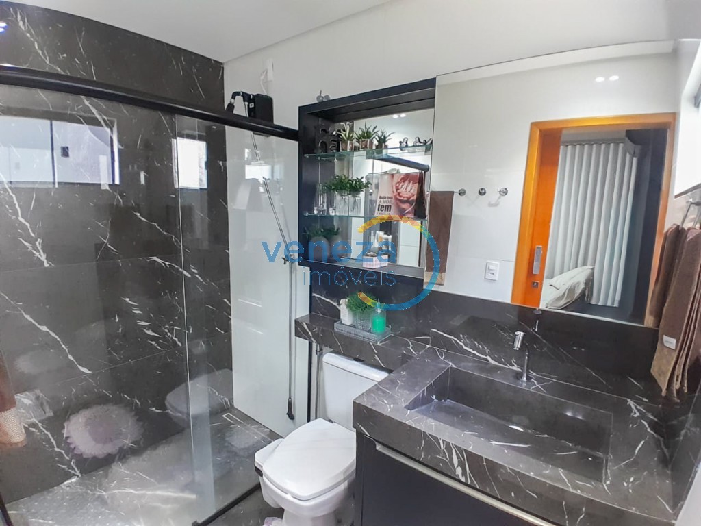 Casa Residencial à venda no bairro Ricardo de Londrina com 180m<sup>2</sup> útil, 4 quartos, 4 vagas de garagem