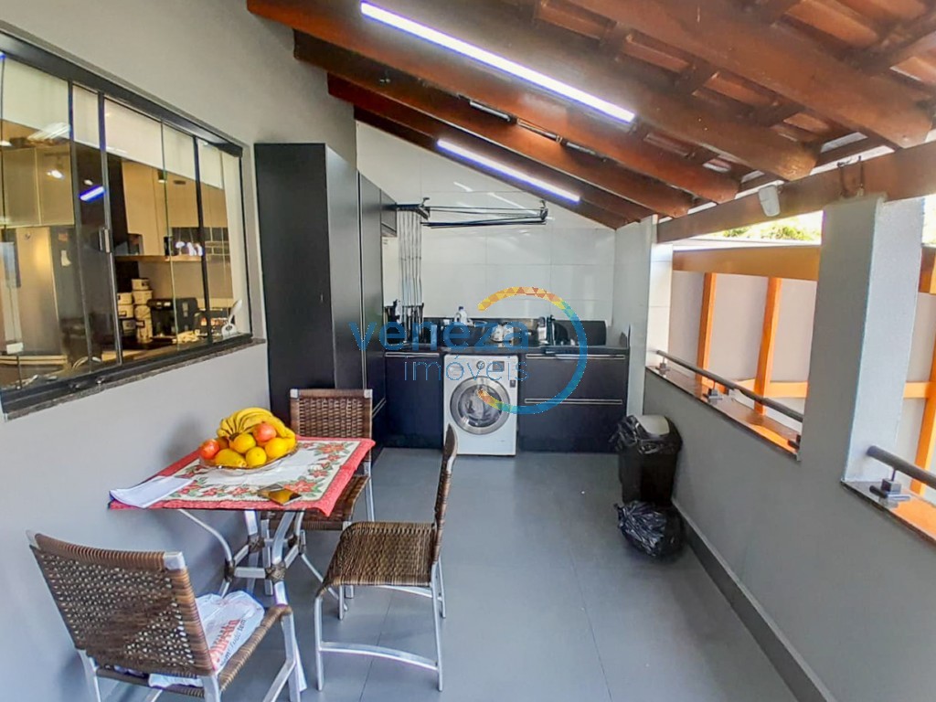 Casa Residencial à venda no bairro Ricardo de Londrina com 180m<sup>2</sup> útil, 4 quartos, 4 vagas de garagem