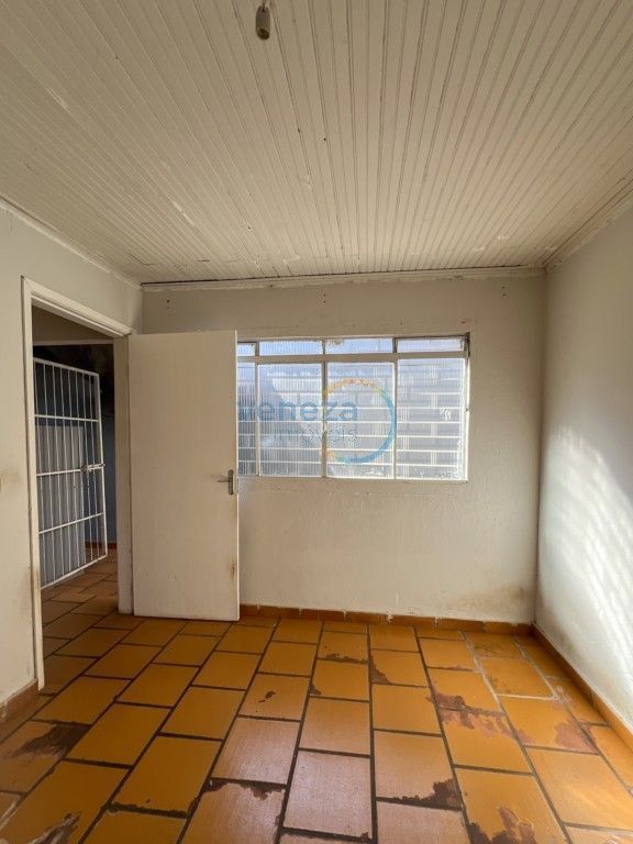 Casa Residencial à venda no bairro Santa Maria de Londrina com 116.18m<sup>2</sup> útil, 4 quartos, 1 vaga de garagem