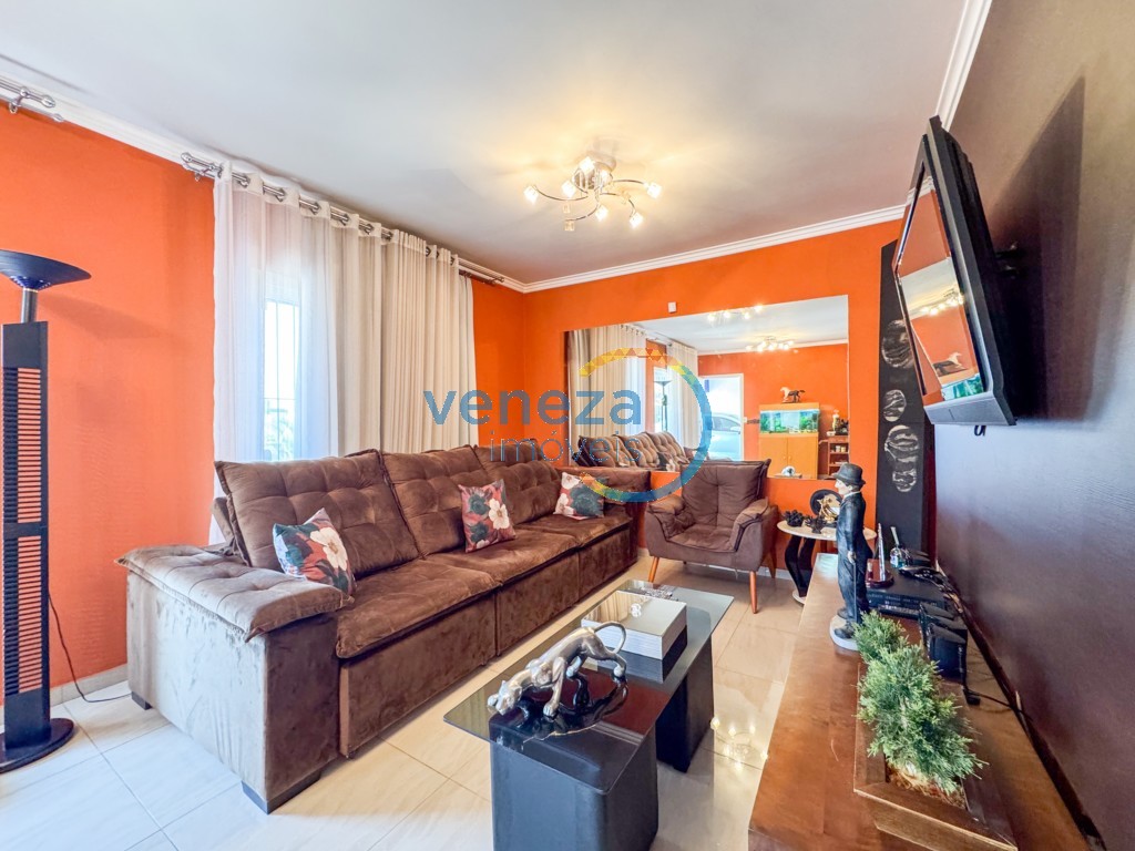 Casa Residencial à venda no bairro Rodocentro de Londrina com 215m<sup>2</sup> útil, 3 quartos, 2 vagas de garagem