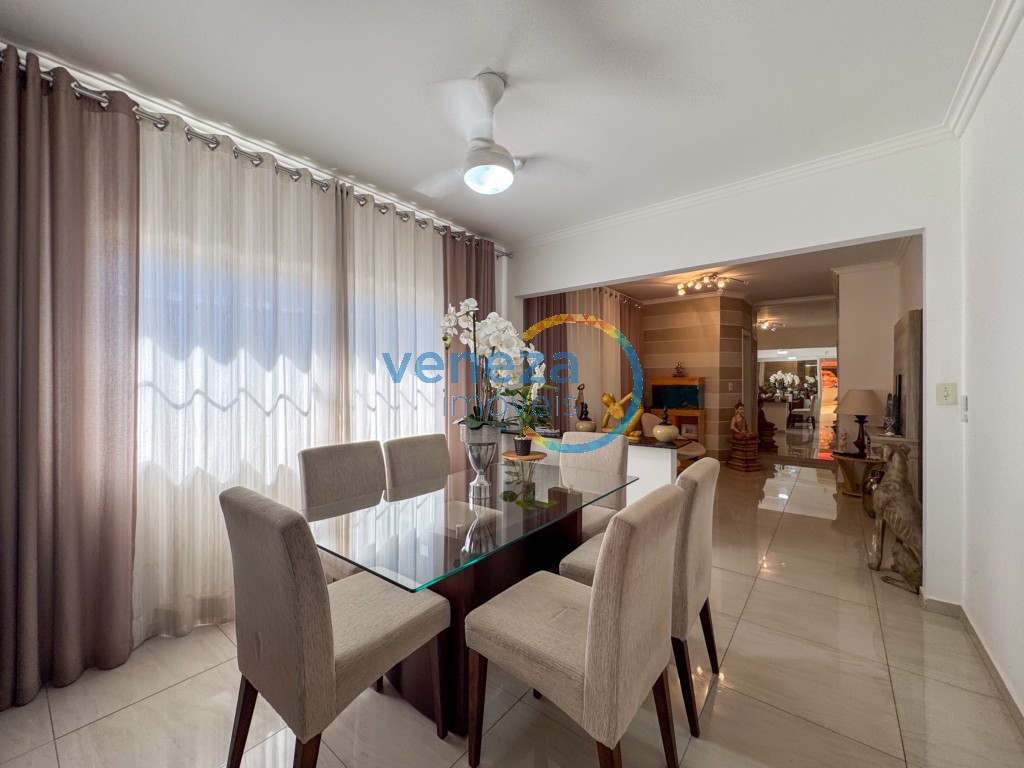 Casa Residencial à venda no bairro Rodocentro de Londrina com 215m<sup>2</sup> útil, 3 quartos, 2 vagas de garagem