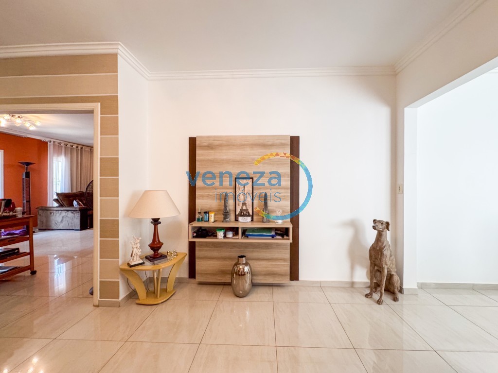 Casa Residencial à venda no bairro Rodocentro de Londrina com 215m<sup>2</sup> útil, 3 quartos, 2 vagas de garagem