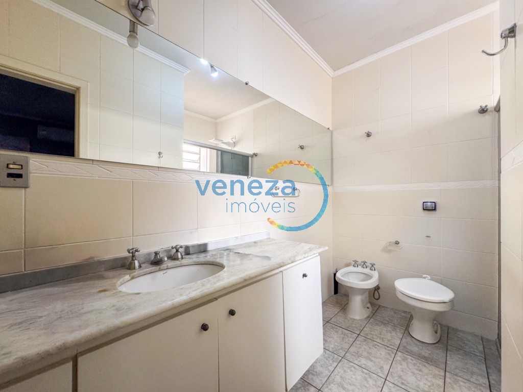 Casa Residencial à venda no bairro Rodocentro de Londrina com 215m<sup>2</sup> útil, 3 quartos, 2 vagas de garagem