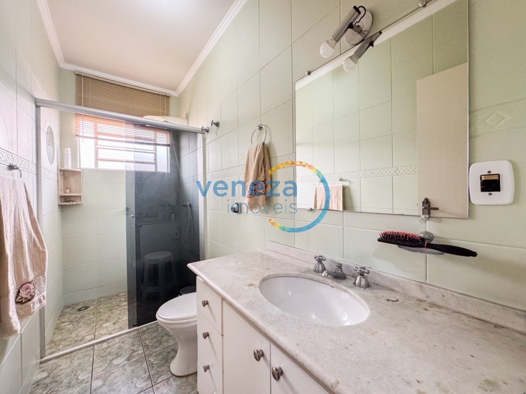 Casa Residencial à venda no bairro Rodocentro de Londrina com 215m<sup>2</sup> útil, 3 quartos, 2 vagas de garagem