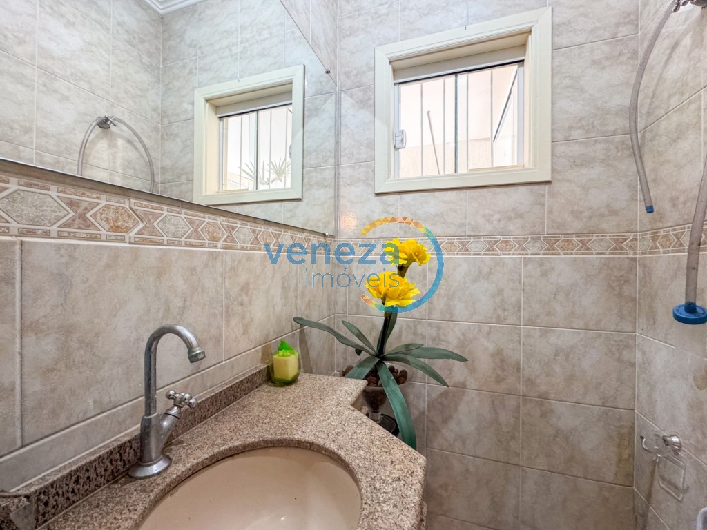 Casa Residencial à venda no bairro Rodocentro de Londrina com 215m<sup>2</sup> útil, 3 quartos, 2 vagas de garagem