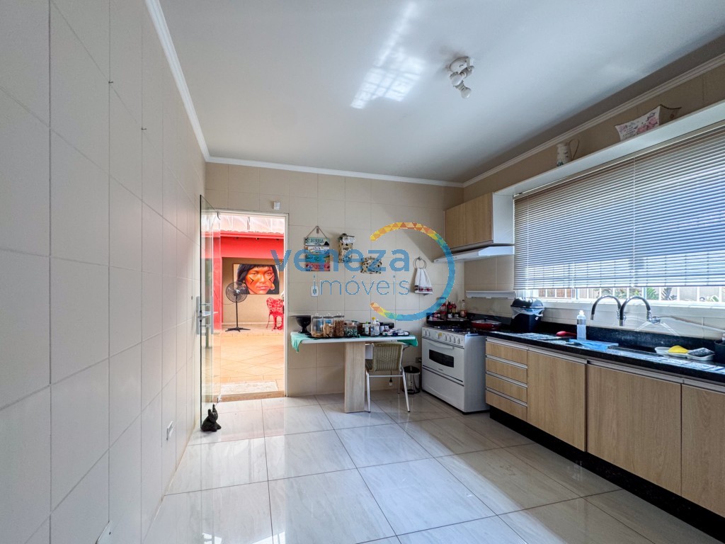 Casa Residencial à venda no bairro Rodocentro de Londrina com 215m<sup>2</sup> útil, 3 quartos, 2 vagas de garagem