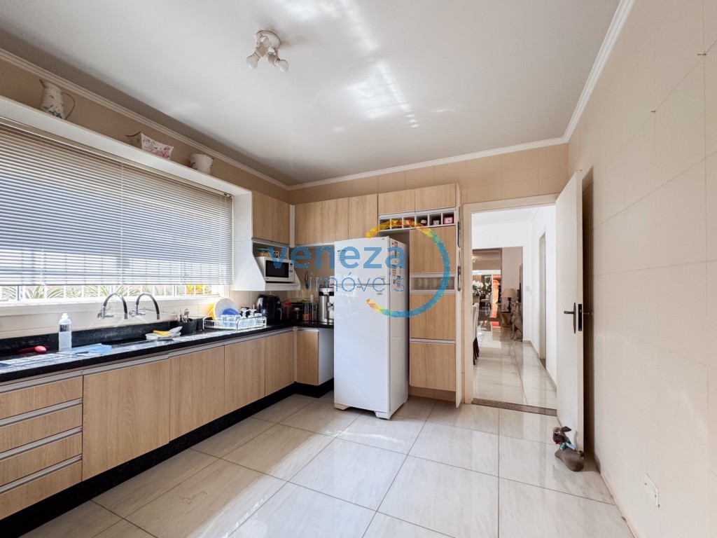 Casa Residencial à venda no bairro Rodocentro de Londrina com 215m<sup>2</sup> útil, 3 quartos, 2 vagas de garagem