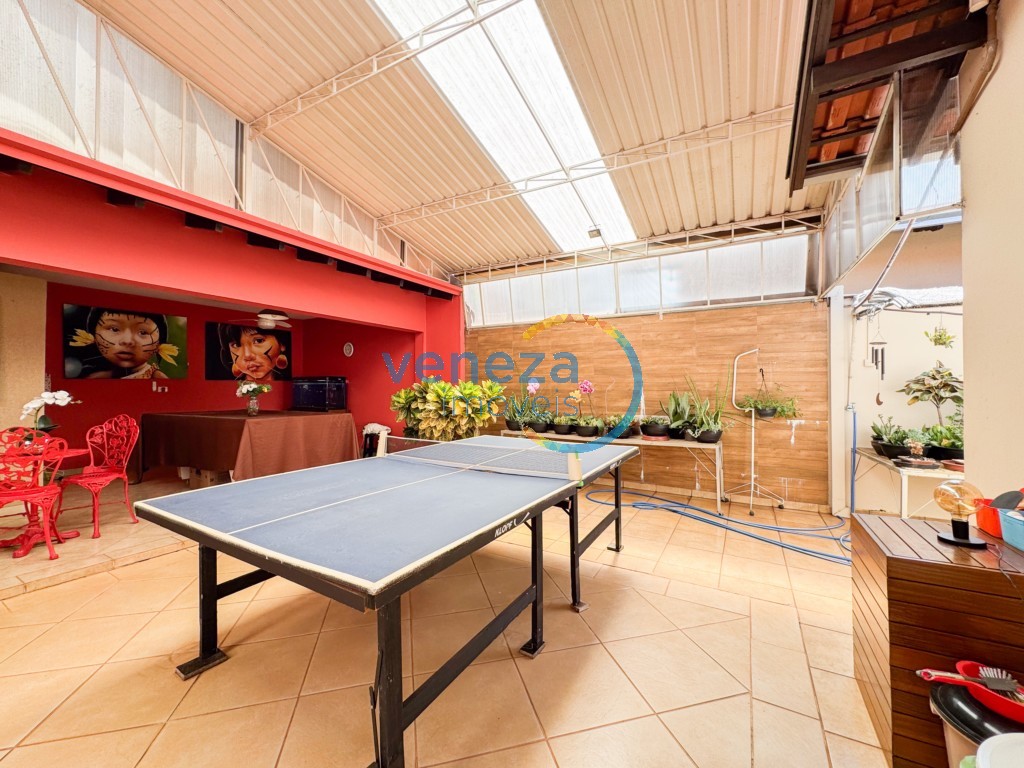 Casa Residencial à venda no bairro Rodocentro de Londrina com 215m<sup>2</sup> útil, 3 quartos, 2 vagas de garagem