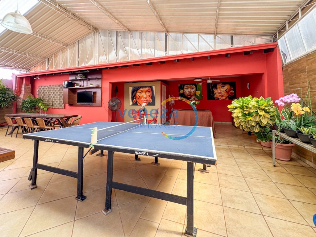 Casa Residencial à venda no bairro Rodocentro de Londrina com 215m<sup>2</sup> útil, 3 quartos, 2 vagas de garagem