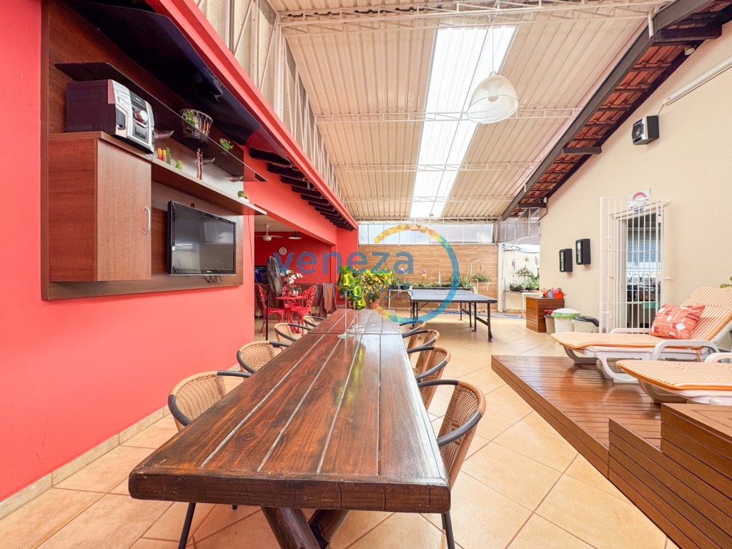 Casa Residencial à venda no bairro Rodocentro de Londrina com 215m<sup>2</sup> útil, 3 quartos, 2 vagas de garagem