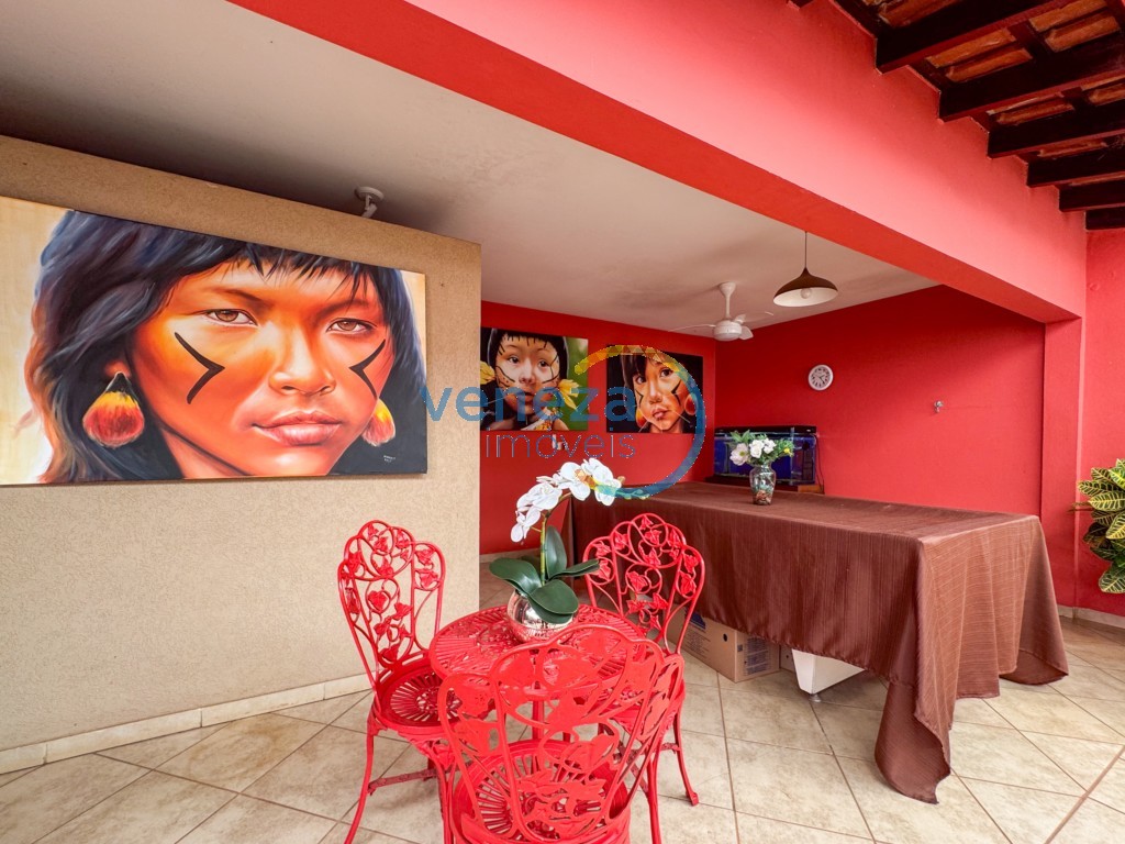 Casa Residencial à venda no bairro Rodocentro de Londrina com 215m<sup>2</sup> útil, 3 quartos, 2 vagas de garagem