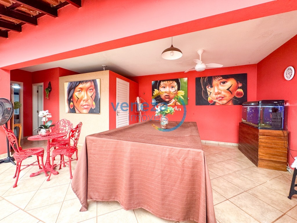 Casa Residencial à venda no bairro Rodocentro de Londrina com 215m<sup>2</sup> útil, 3 quartos, 2 vagas de garagem