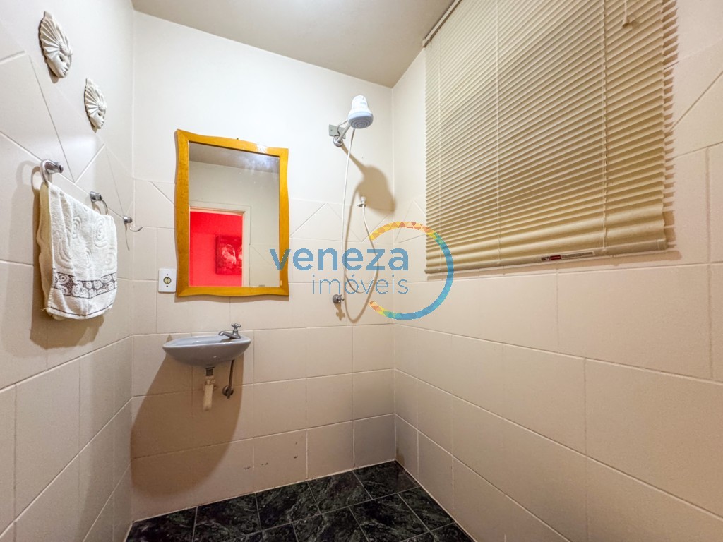 Casa Residencial à venda no bairro Rodocentro de Londrina com 215m<sup>2</sup> útil, 3 quartos, 2 vagas de garagem