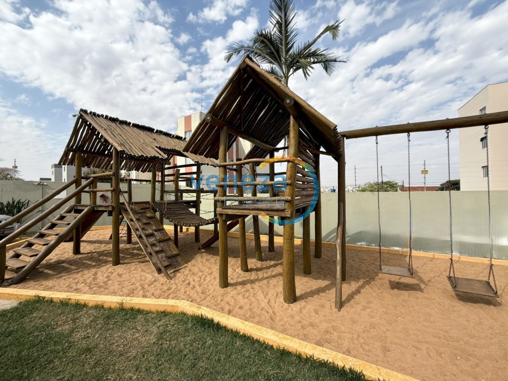 Casa Residencial à venda no bairro Rodocentro de Londrina com 215m<sup>2</sup> útil, 3 quartos, 2 vagas de garagem