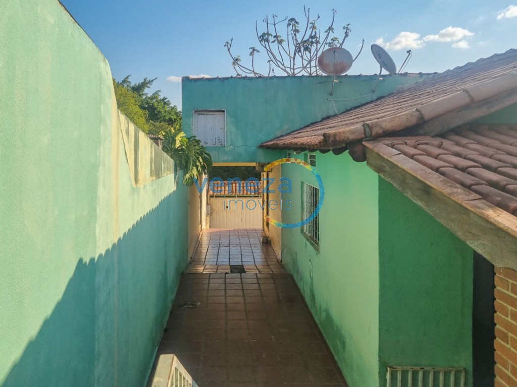 Casa Residencial à venda no bairro Sao Francisco de Assis de Londrina com 145m<sup>2</sup> útil, 4 quartos, 2 vagas de garagem