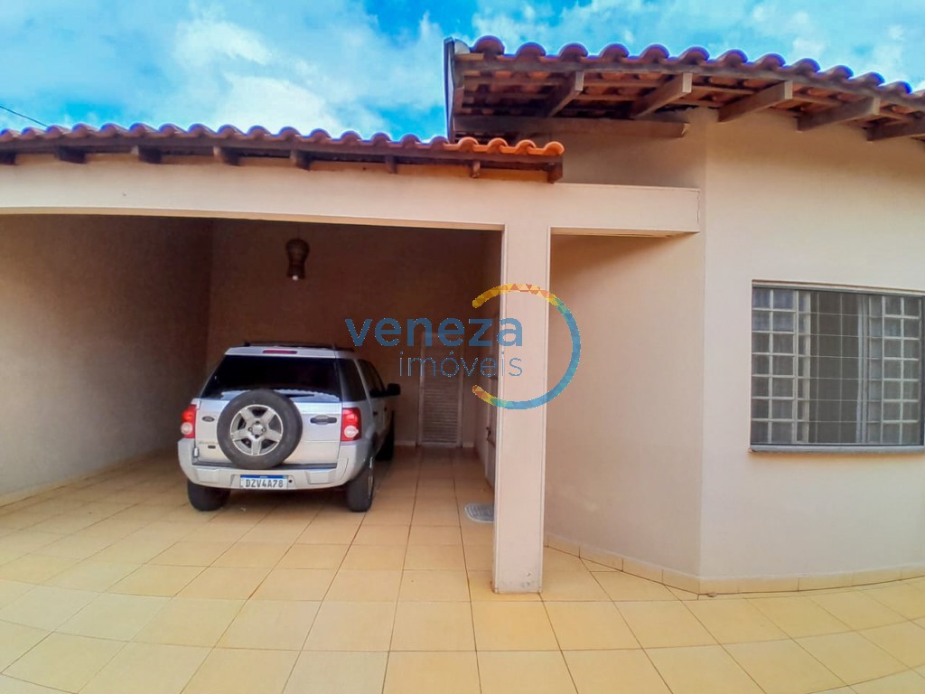 Casa Residencial à venda no bairro Leste Oeste de Londrina com 160m<sup>2</sup> útil, 3 quartos, 2 vagas de garagem