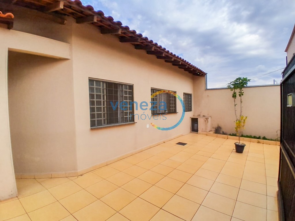 Casa Residencial à venda no bairro Leste Oeste de Londrina com 160m<sup>2</sup> útil, 3 quartos, 2 vagas de garagem