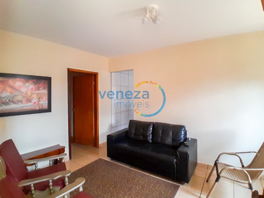 Casa Residencial à venda no bairro Leste Oeste de Londrina com 160m<sup>2</sup> útil, 3 quartos, 2 vagas de garagem