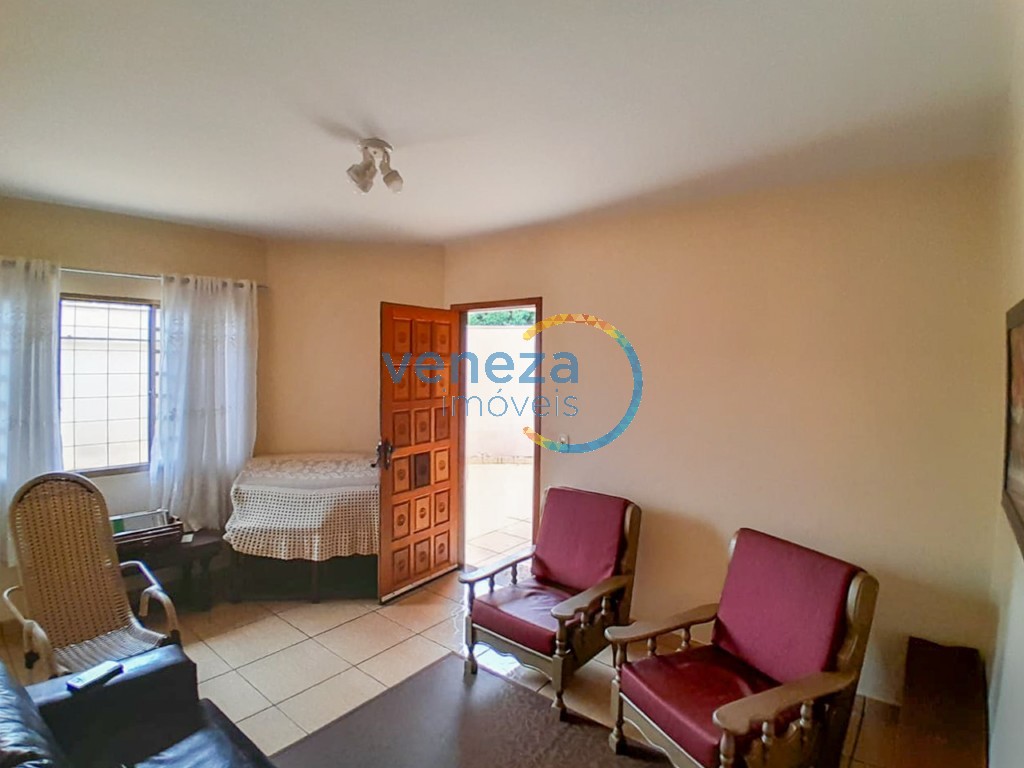 Casa Residencial à venda no bairro Leste Oeste de Londrina com 160m<sup>2</sup> útil, 3 quartos, 2 vagas de garagem