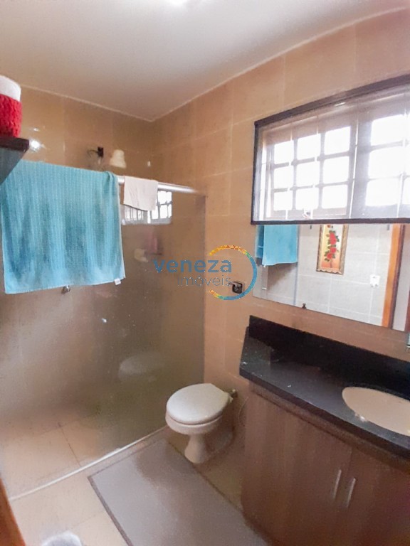 Casa Residencial à venda no bairro Leste Oeste de Londrina com 160m<sup>2</sup> útil, 3 quartos, 2 vagas de garagem