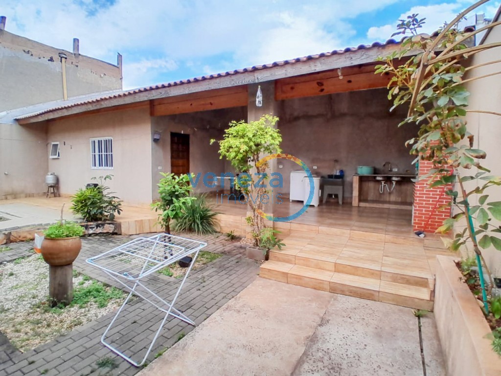 Casa Residencial à venda no bairro Leste Oeste de Londrina com 160m<sup>2</sup> útil, 3 quartos, 2 vagas de garagem