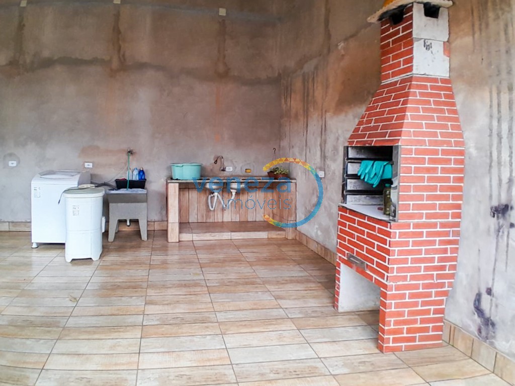 Casa Residencial à venda no bairro Leste Oeste de Londrina com 160m<sup>2</sup> útil, 3 quartos, 2 vagas de garagem