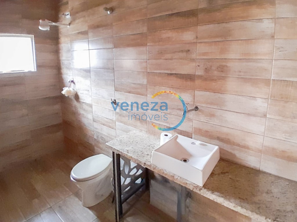 Casa Residencial à venda no bairro Leste Oeste de Londrina com 160m<sup>2</sup> útil, 3 quartos, 2 vagas de garagem