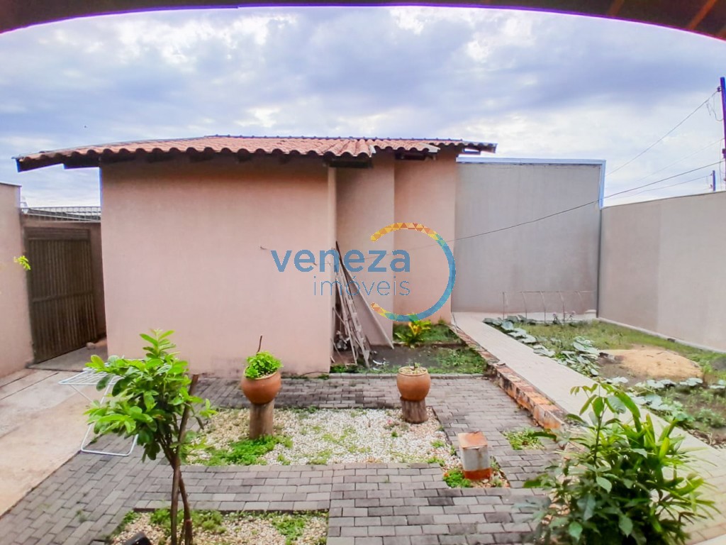 Casa Residencial à venda no bairro Leste Oeste de Londrina com 160m<sup>2</sup> útil, 3 quartos, 2 vagas de garagem