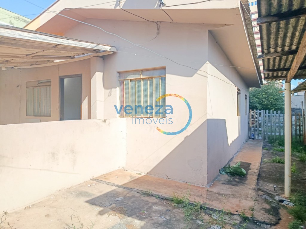 Casa Residencial à venda no bairro Brasil de Londrina com 200m<sup>2</sup> útil, 7 quartos, 1 vaga de garagem