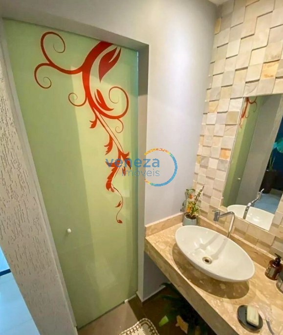 Casa Residencial à venda no bairro Pinheiros de Londrina com 180m<sup>2</sup> útil, 3 quartos, 2 vagas de garagem