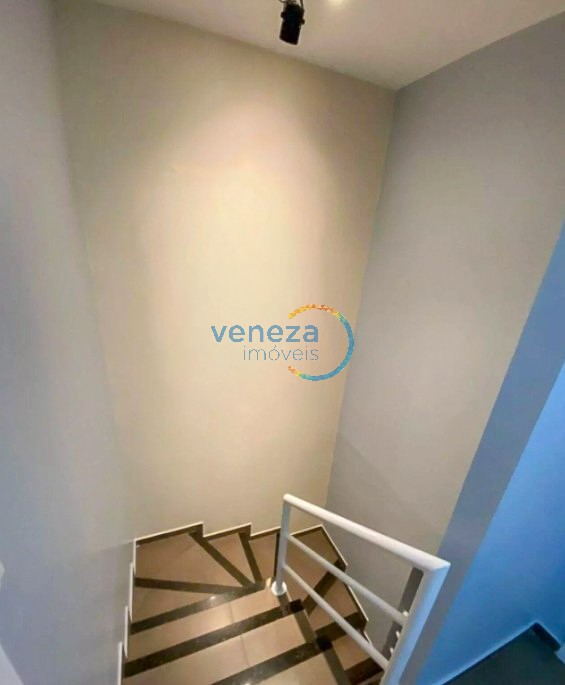 Casa Residencial à venda no bairro Pinheiros de Londrina com 180m<sup>2</sup> útil, 3 quartos, 2 vagas de garagem