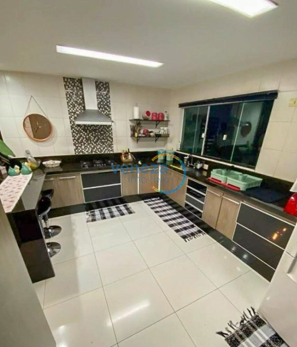 Casa Residencial à venda no bairro Pinheiros de Londrina com 180m<sup>2</sup> útil, 3 quartos, 2 vagas de garagem