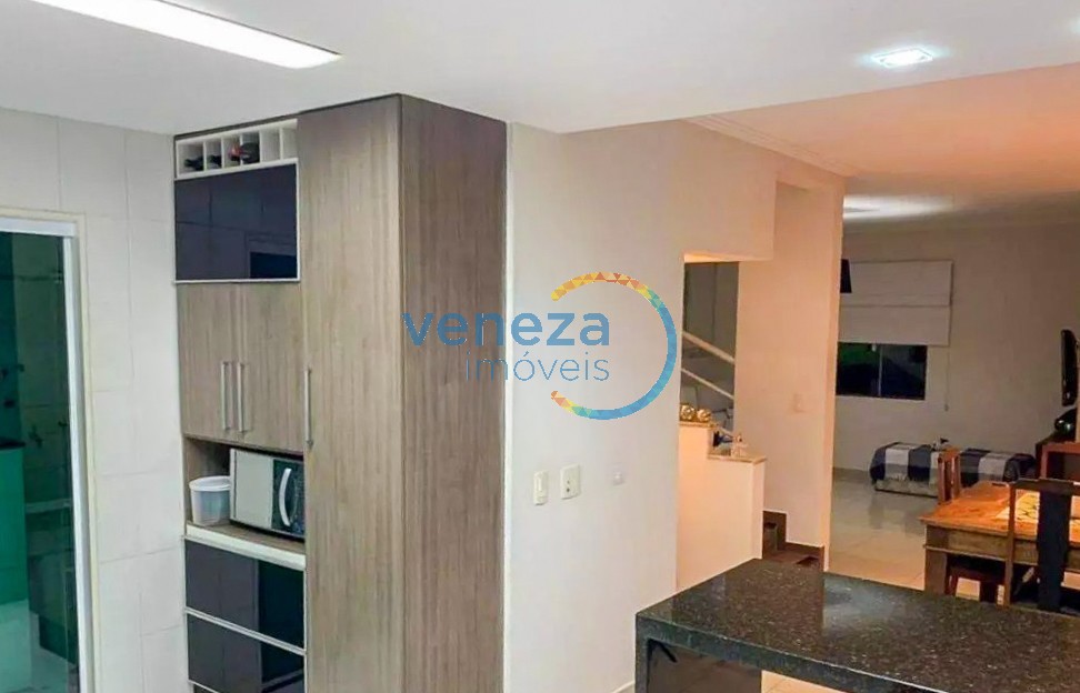 Casa Residencial à venda no bairro Pinheiros de Londrina com 180m<sup>2</sup> útil, 3 quartos, 2 vagas de garagem