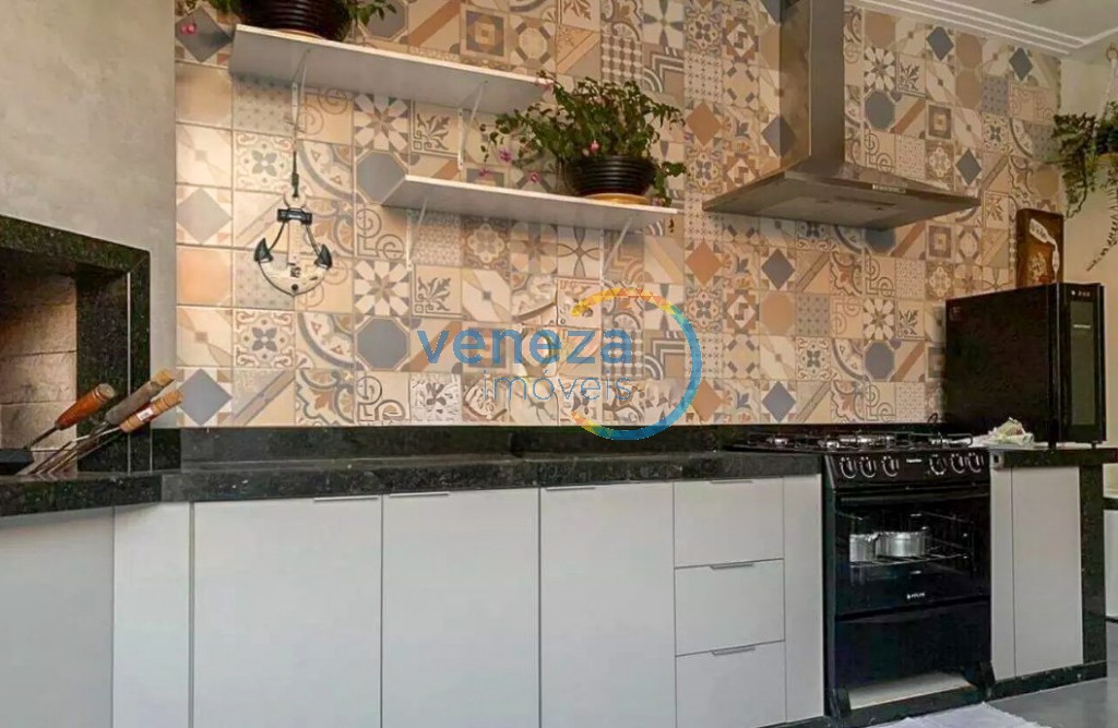 Casa Residencial à venda no bairro Pinheiros de Londrina com 180m<sup>2</sup> útil, 3 quartos, 2 vagas de garagem