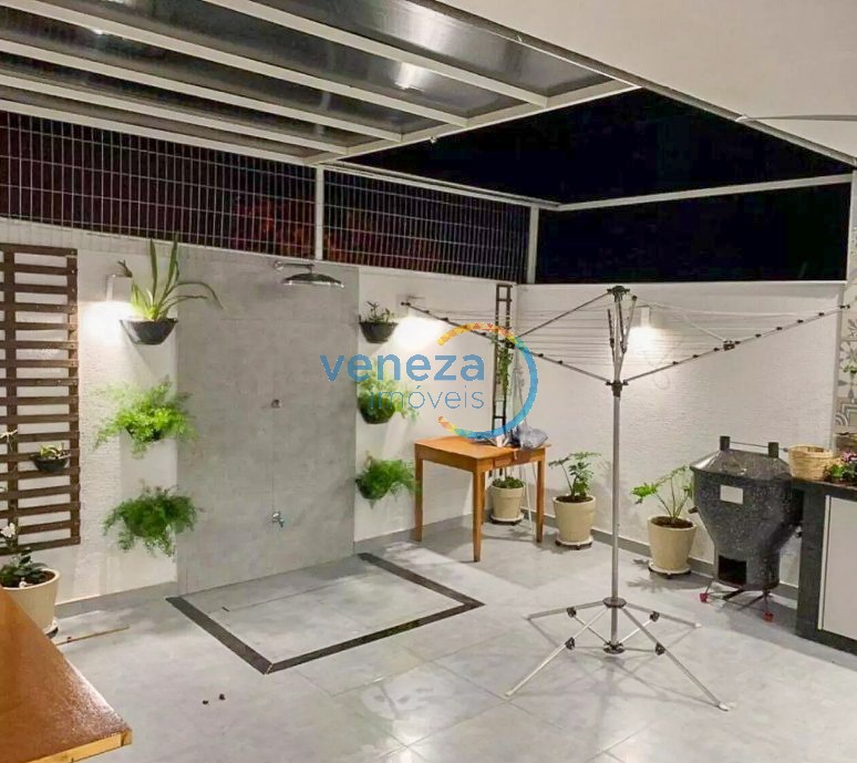 Casa Residencial à venda no bairro Pinheiros de Londrina com 180m<sup>2</sup> útil, 3 quartos, 2 vagas de garagem