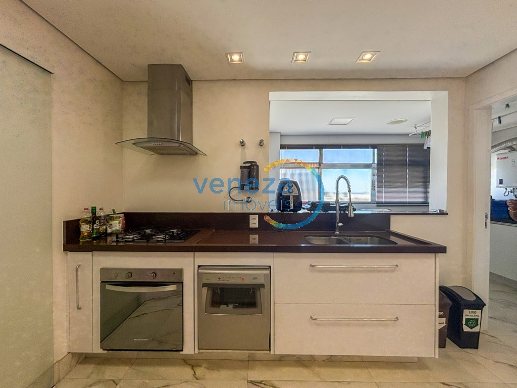 Apartamento à venda no bairro Centro de Londrina com 185.13m<sup>2</sup> útil, 4 quartos, 1 vaga de garagem