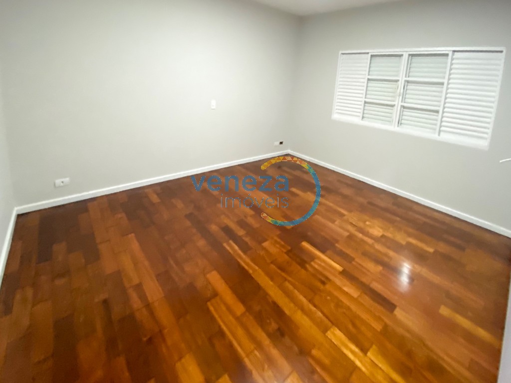 Casa Residencial à venda no bairro Rodocentro de Londrina com 250m<sup>2</sup> útil, 3 quartos, 2 vagas de garagem