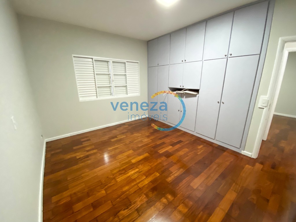 Casa Residencial à venda no bairro Rodocentro de Londrina com 250m<sup>2</sup> útil, 3 quartos, 2 vagas de garagem