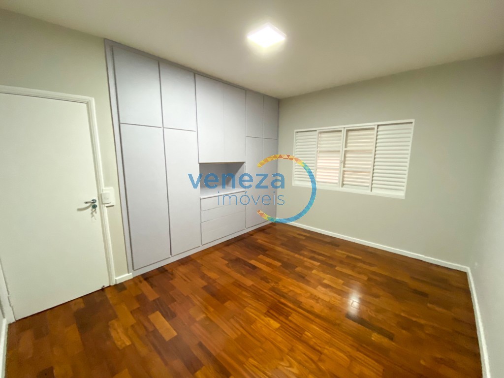 Casa Residencial à venda no bairro Rodocentro de Londrina com 250m<sup>2</sup> útil, 3 quartos, 2 vagas de garagem