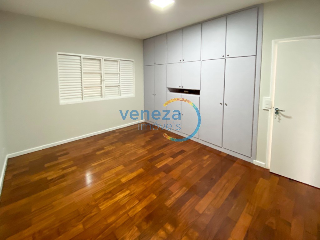 Casa Residencial à venda no bairro Rodocentro de Londrina com 250m<sup>2</sup> útil, 3 quartos, 2 vagas de garagem