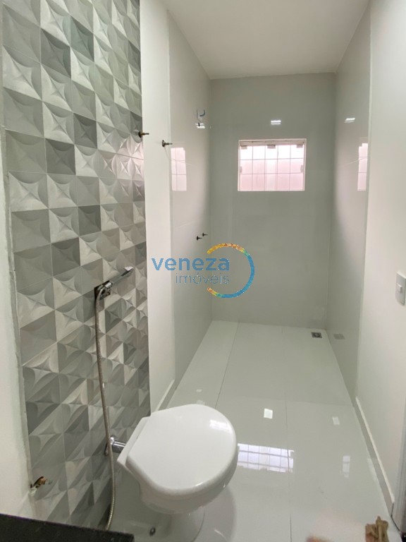 Casa Residencial à venda no bairro Rodocentro de Londrina com 250m<sup>2</sup> útil, 3 quartos, 2 vagas de garagem