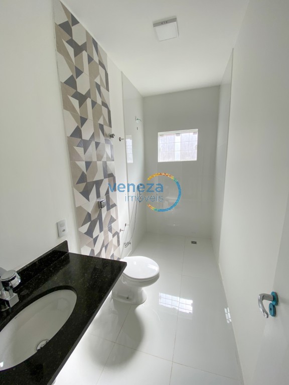 Casa Residencial à venda no bairro Rodocentro de Londrina com 250m<sup>2</sup> útil, 3 quartos, 2 vagas de garagem