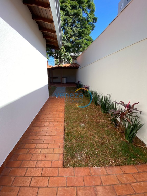 Casa Residencial à venda no bairro Rodocentro de Londrina com 250m<sup>2</sup> útil, 3 quartos, 2 vagas de garagem