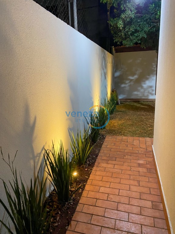 Casa Residencial à venda no bairro Rodocentro de Londrina com 250m<sup>2</sup> útil, 3 quartos, 2 vagas de garagem