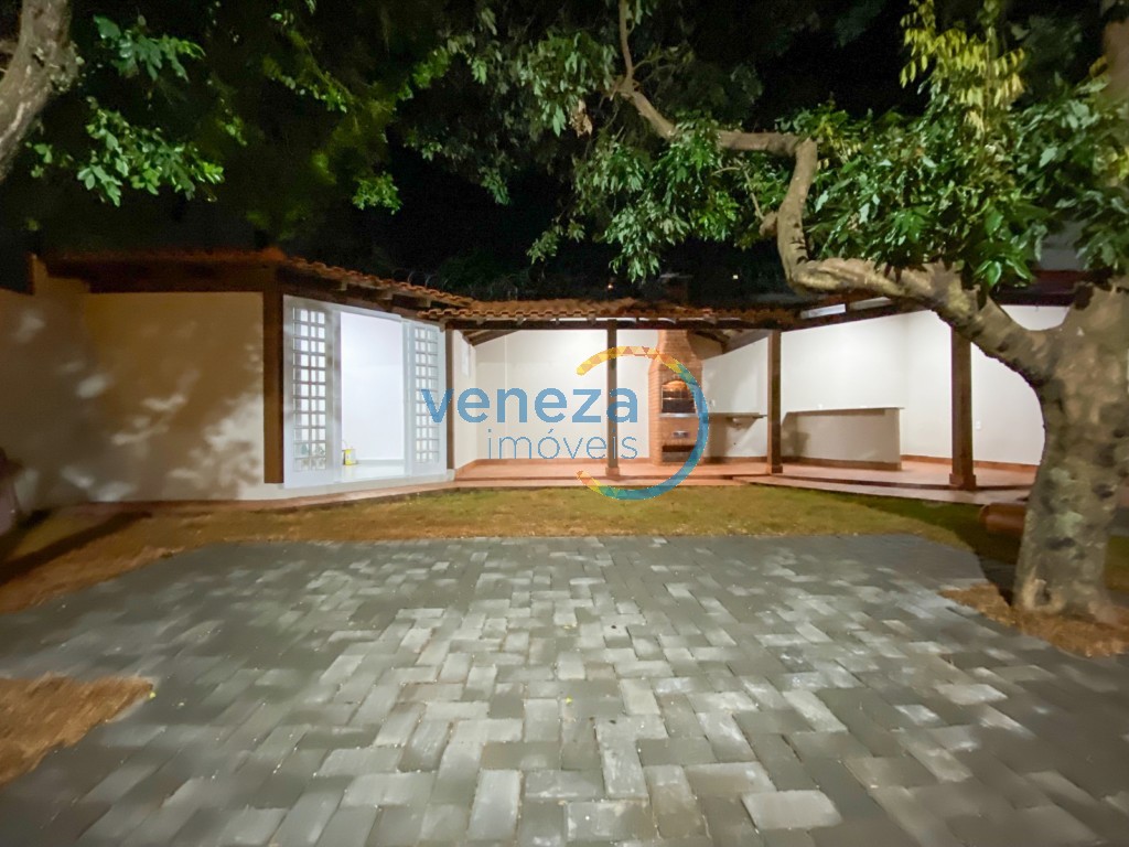 Casa Residencial à venda no bairro Rodocentro de Londrina com 250m<sup>2</sup> útil, 3 quartos, 2 vagas de garagem