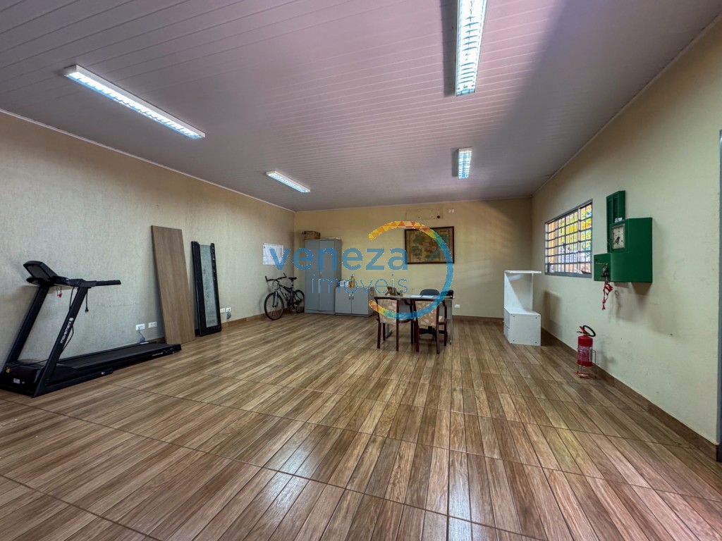 Barracão para locação no bairro Yara de Londrina com 582m<sup>2</sup> útil, 1 vaga de garagem