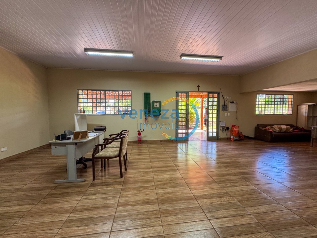 Barracão para locação no bairro Yara de Londrina com 582m<sup>2</sup> útil, 1 vaga de garagem